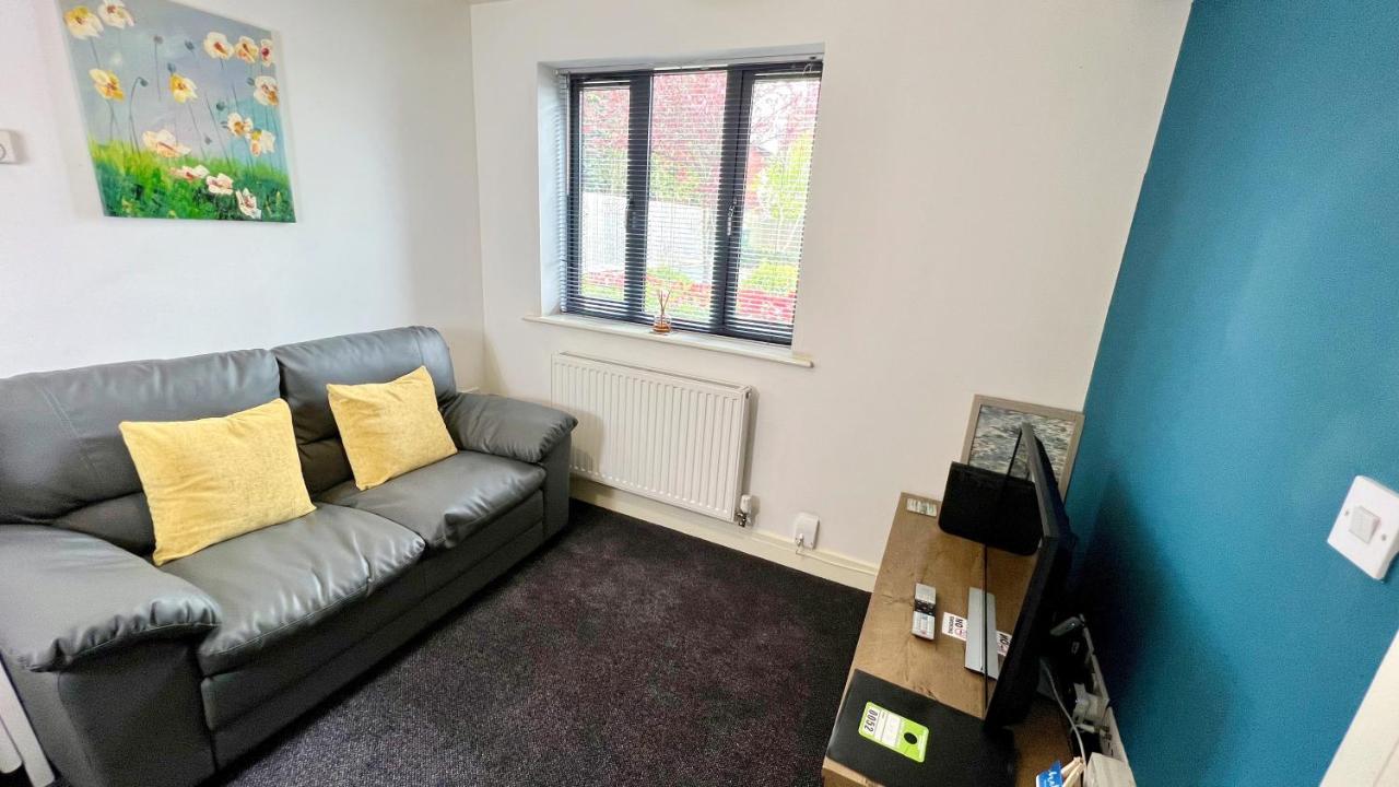Apartment Cross Court, By Bell