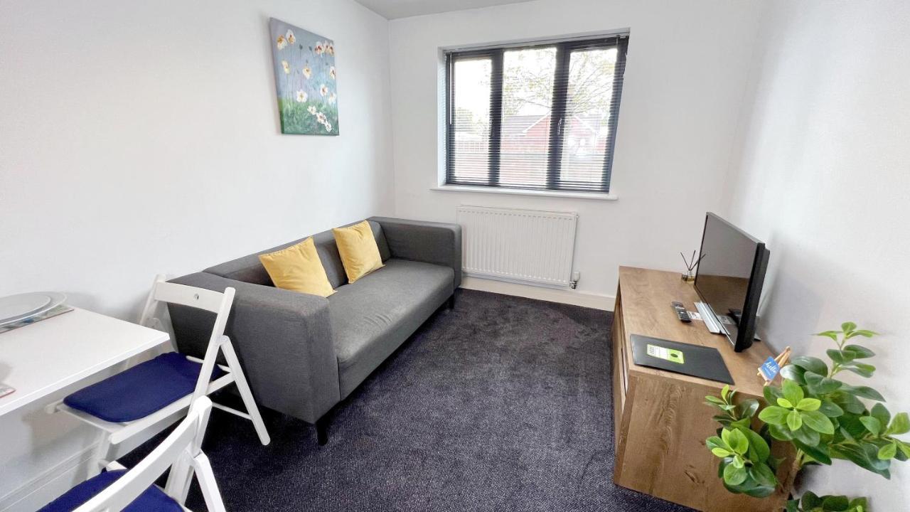 Apartment Cross Court, By Bell *